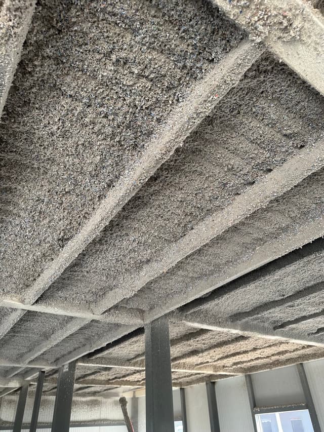 Aislación de celulosa proyectada en techo de galpón
