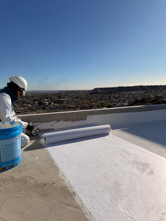 Aplicación profesional de membrana líquida en una cubierta