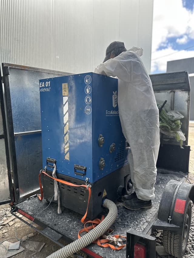 Techo de galpón aislado con celulosa proyectada