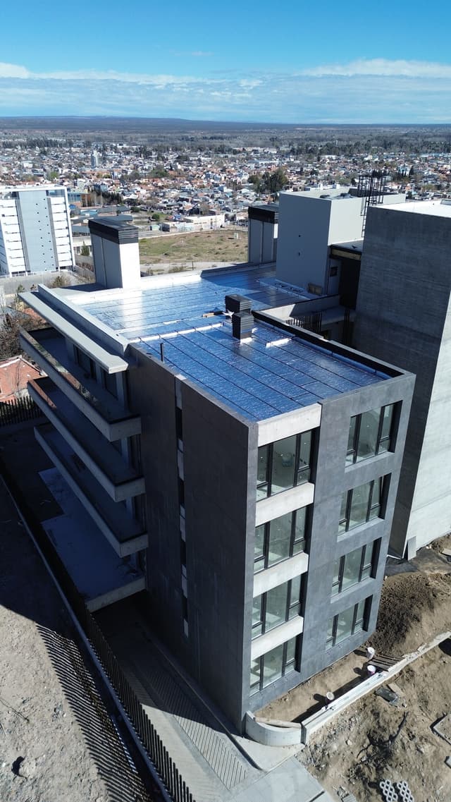 Vista aérea de cubierta de edificio terminada con membrana asfáltica aluminizada en Neuquén
