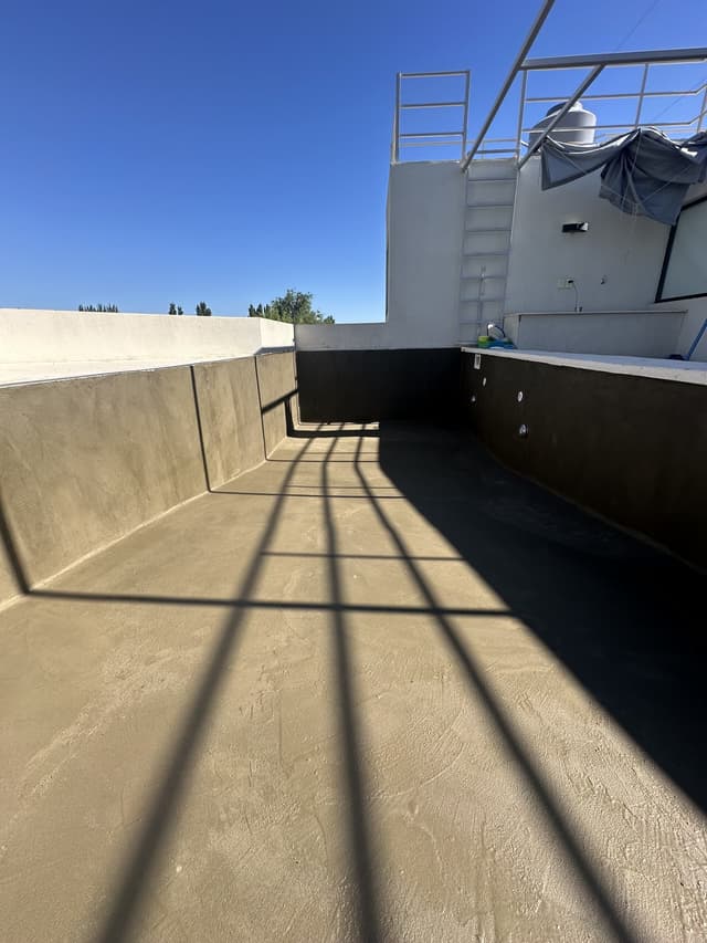 Aplicación de revestimiento cementicio impermeable en pileta en obra